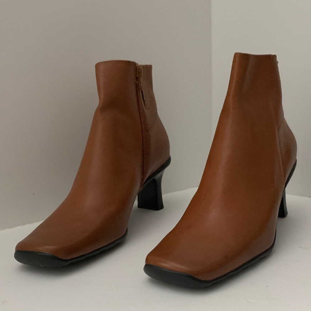 Chic Tan Heeled Boots by Kenneth Cole Reaction